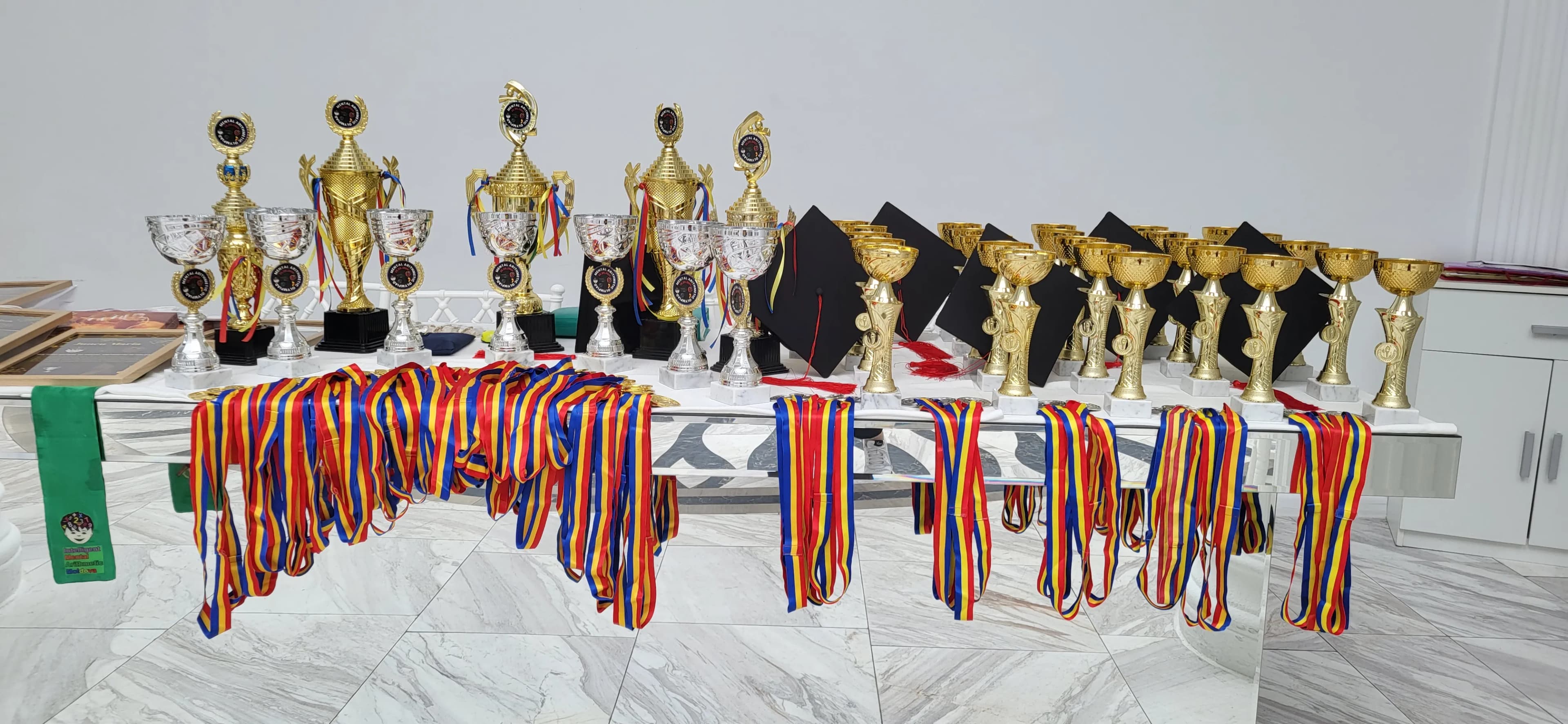 Trofeele și medaliile campionilor EduCriss la Chișinău 2025