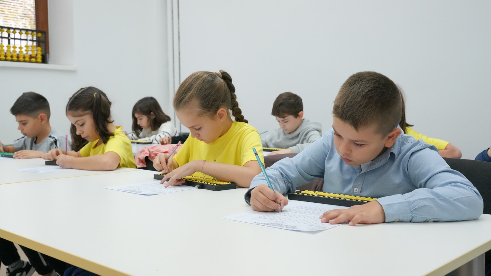 Cum sinconizarea degete-minte îmbunătățește performanța școlară a copiilor cu Abacul și matematica mentală