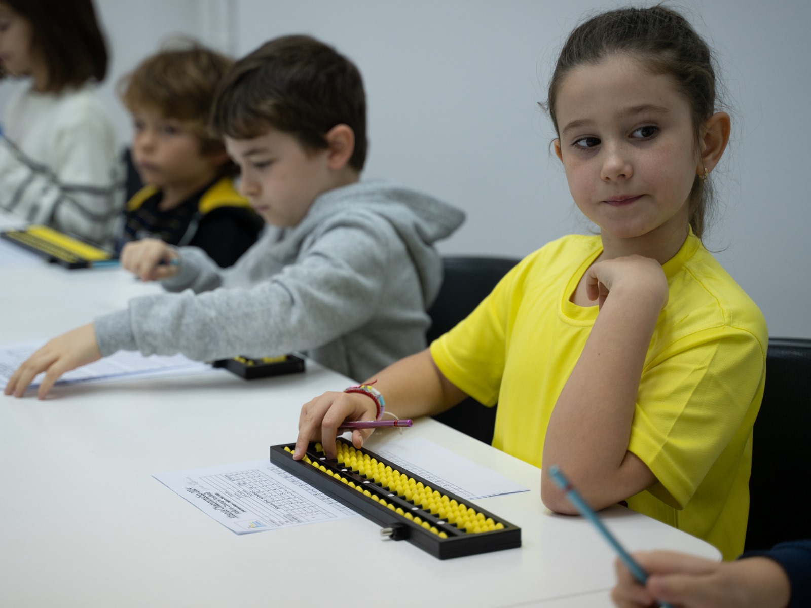 Conectarea emisferelor cerebrale prin utilizarea Abacului: O dezvoltare holistică a copiilor