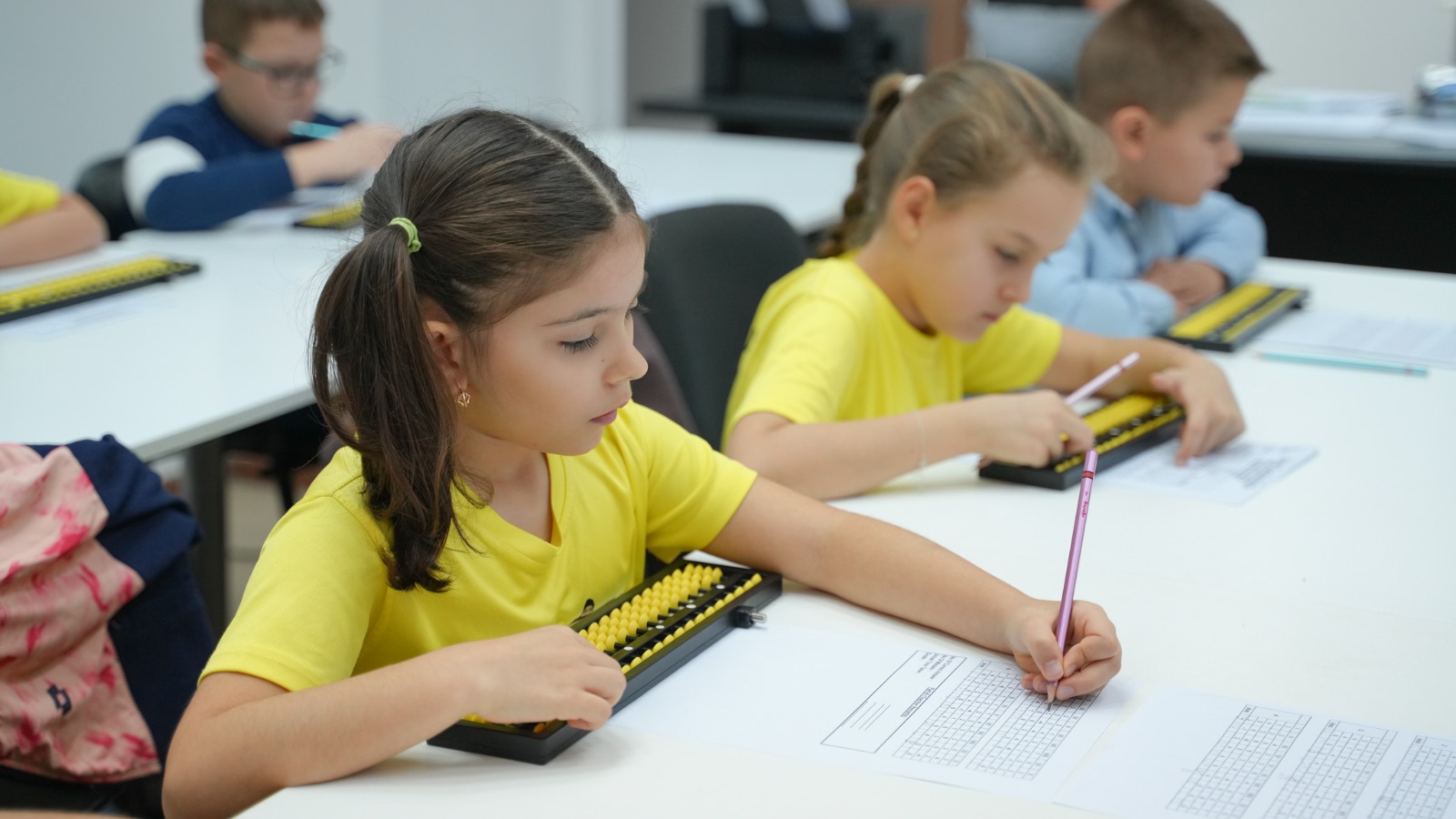 Soroban: Arta Calculului Mental Japonez și Beneficiile Sale Extraordinare pentru Dezvoltarea Copilului